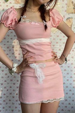 Coquette Aesthetic Lace Trim Crop Top in Y2K Fashion Style