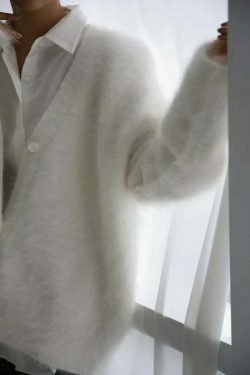 Cozy up in the Calista Cardi: Y2K Fashion for a Comfortable and Stylish Look