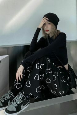 Heart Print Black Grunge Aesthetic Cargo Skirt for Women - Y2K Fashion Outfit