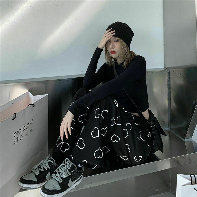 Heart Print Black Grunge Aesthetic Cargo Skirt for Women - Y2K Fashion Outfit