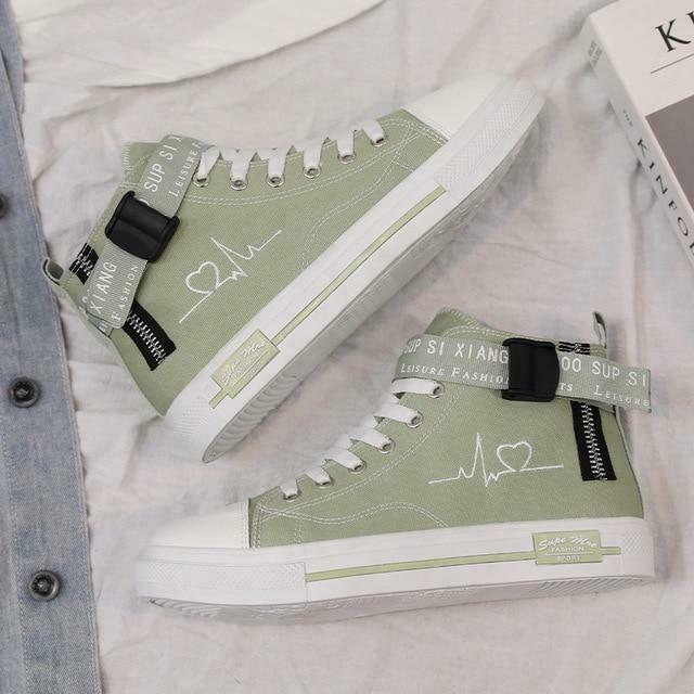 Retro Sneakers Heartbeat Design - Y2K Aesthetic Shoes for Niche Women's Fashion Retro Sneakers Heartbeat Design - Y2K Aesthetic Shoes for Niche Women's Fashion