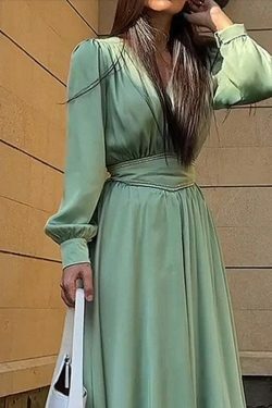 Vintage-Inspired V-Neck Pleated Dress with High Waist for a Coquette Aesthetic Look