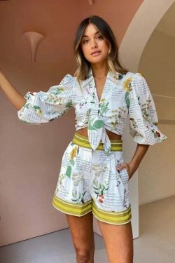 Y2K Aesthetic Coquette Outfit: Belly-Revealing Top & High Waist Shorts