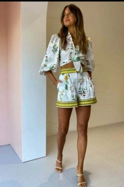 Y2K Aesthetic Coquette Outfit: Belly-Revealing Top & High Waist Shorts