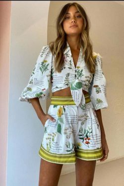 Y2K Aesthetic Coquette Outfit: Belly-Revealing Top & High Waist Shorts