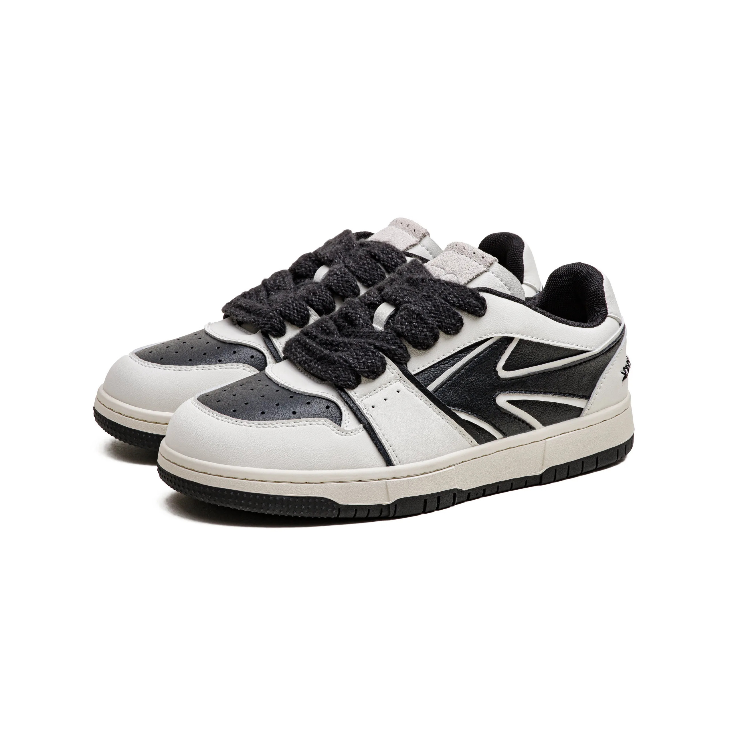 Y2K Retro Skate Sneakers in Black/White - Vintage Aesthetic Footwear
