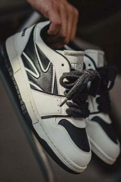 Y2K Retro Skate Sneakers in Black/White - Vintage Aesthetic Footwear