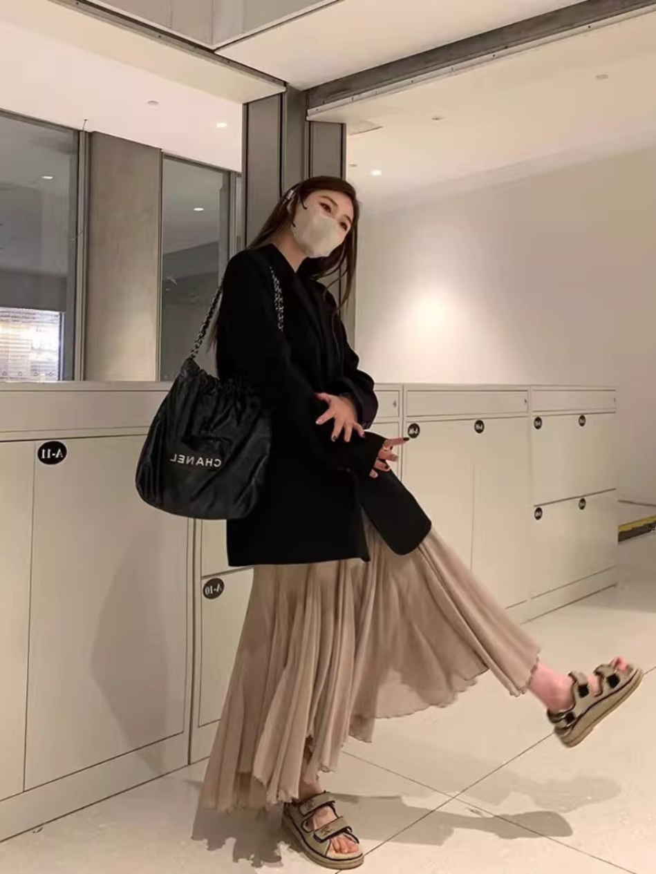 2025 Autumn Women's Oversized Black Suit Jacket, Casual Loose Blazer, Slimming Design for Stylish Fall Looks 2025 Autumn Women's Oversized Black Suit Jacket, Casual Loose Blazer, Slimming Design for Stylish Fall Looks