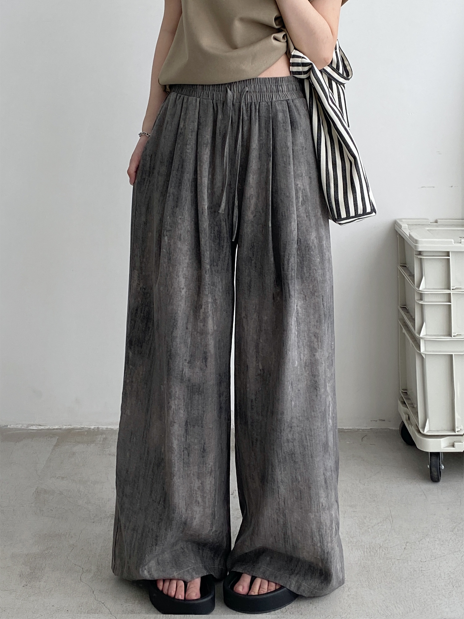2025 Spring Summer Women's Wide-Leg Pants - Loose Fit, Thin, Slightly Wrinkled, Casual Smoke Color Grapefruit Design 2025 Spring Summer Women's Wide-Leg Pants - Loose Fit, Thin, Slightly Wrinkled, Casual Smoke Color Grapefruit Design