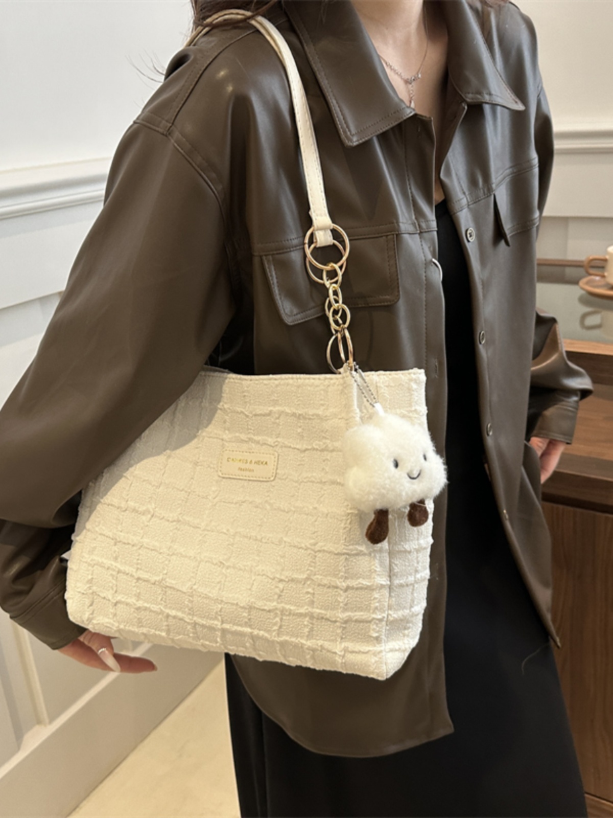 2025 Summer Minimalist High-End Large Handbag for Women - Versatile Shoulder Tote Bag with Spacious Capacity for Commuting 2025 Summer Minimalist High-End Large Handbag for Women - Versatile Shoulder Tote Bag with Spacious Capacity for Commuting