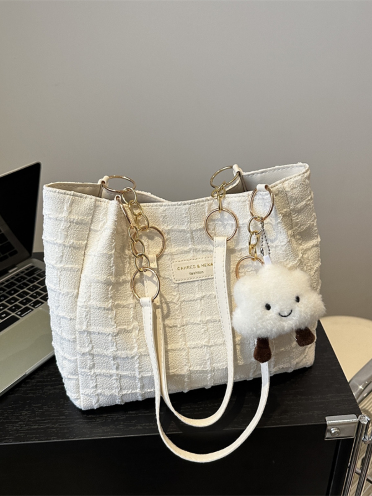 2025 Summer Minimalist High-End Large Handbag for Women - Versatile Shoulder Tote Bag with Spacious Capacity for Commuting 2025 Summer Minimalist High-End Large Handbag for Women - Versatile Shoulder Tote Bag with Spacious Capacity for Commuting