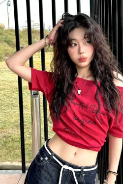 American Retro Off-Shoulder Short-Sleeve Women's Summer Letter Print Red T-Shirt - Trendy Loose Slim Fit Top for Y2K Style
