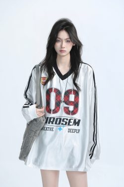 American Retro Oversized White Long Sleeve T-Shirt for Women - Cozy Polo Jersey Sweatshirt with Mountain Quote for Autumn Fashion