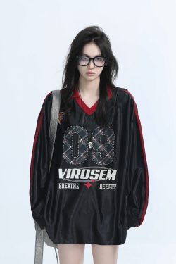 American Retro Oversized White Long Sleeve T-Shirt for Women - Cozy Polo Jersey Sweatshirt with Mountain Quote for Autumn Fashion