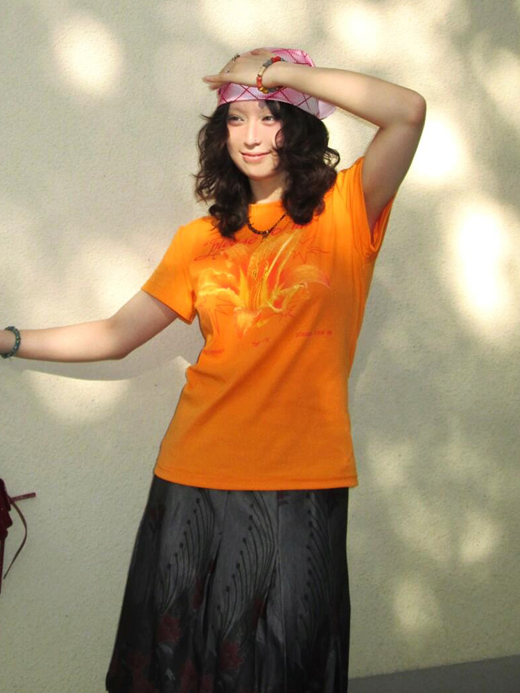 American Retro Summer Lily Print T-Shirt for Women, Round Neck, Short Sleeves, Slim Fit, 90s Inspired Orange Top American Retro Summer Lily Print T-Shirt for Women, Round Neck, Short Sleeves, Slim Fit, 90s Inspired Orange Top