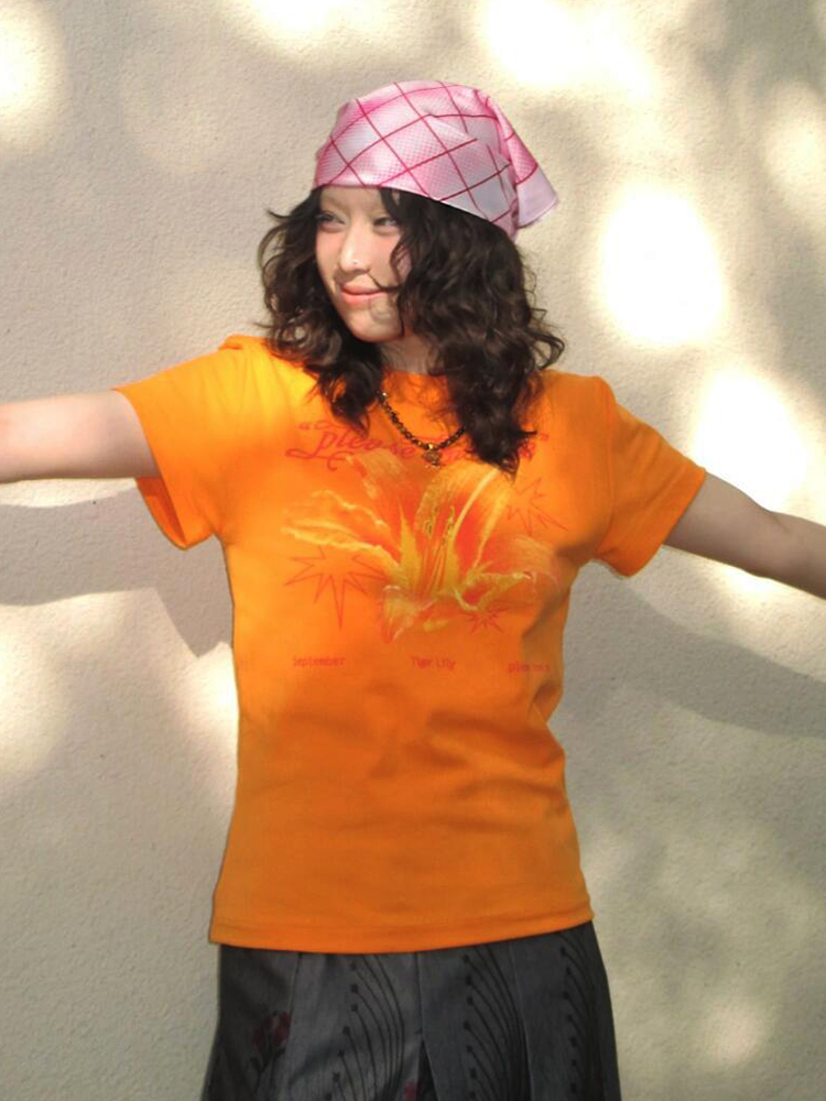 American Retro Summer Lily Print T-Shirt for Women, Round Neck, Short Sleeves, Slim Fit, 90s Inspired Orange Top American Retro Summer Lily Print T-Shirt for Women, Round Neck, Short Sleeves, Slim Fit, 90s Inspired Orange Top