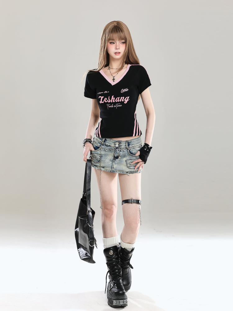 American Retro V-Neck Short Sleeve T-Shirt for Women - Summer Slim Fit Top, Unique Design, Trendy Spicy Girl Style American Retro V-Neck Short Sleeve T-Shirt for Women - Summer Slim Fit Top, Unique Design, Trendy Spicy Girl Style