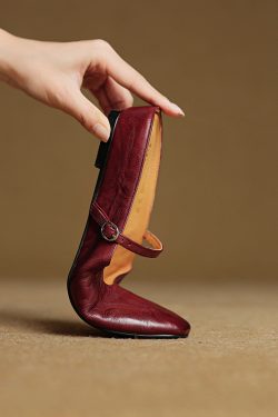 Artistic Minimalist Slip-On Flat Sandals with Buckle - Slim-Fit Closed-Toe Casual Outdoor Footwear