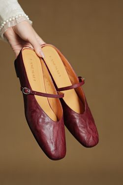 Artistic Minimalist Slip-On Flat Sandals with Buckle - Slim-Fit Closed-Toe Casual Outdoor Footwear