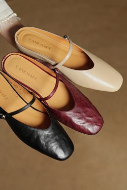 Artistic Minimalist Slip-On Flat Sandals with Buckle - Slim-Fit Closed-Toe Casual Outdoor Footwear