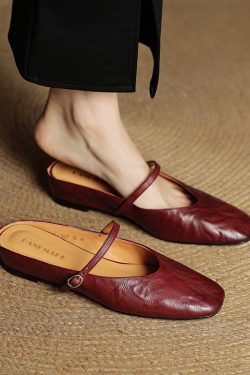 Artistic Minimalist Slip-On Flat Sandals with Buckle - Slim-Fit Closed-Toe Casual Outdoor Footwear