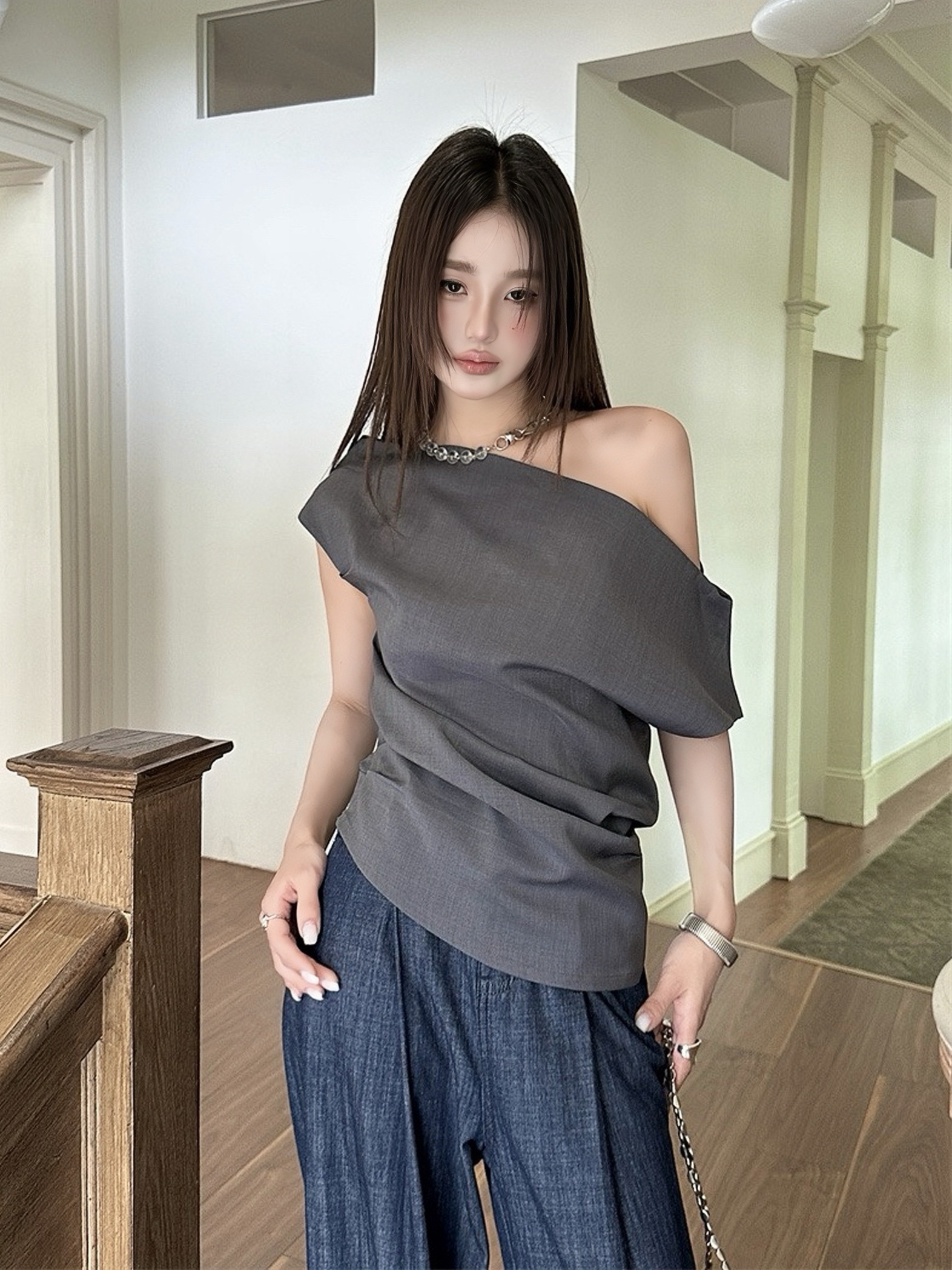 Asymmetrical One-Shoulder T-Shirt for Women, Minimalist Ruched Slim Fit Top, 2025 Summer Fashion, Trendy Off-Shoulder Style Asymmetrical One-Shoulder T-Shirt for Women, Minimalist Ruched Slim Fit Top, 2025 Summer Fashion, Trendy Off-Shoulder Style