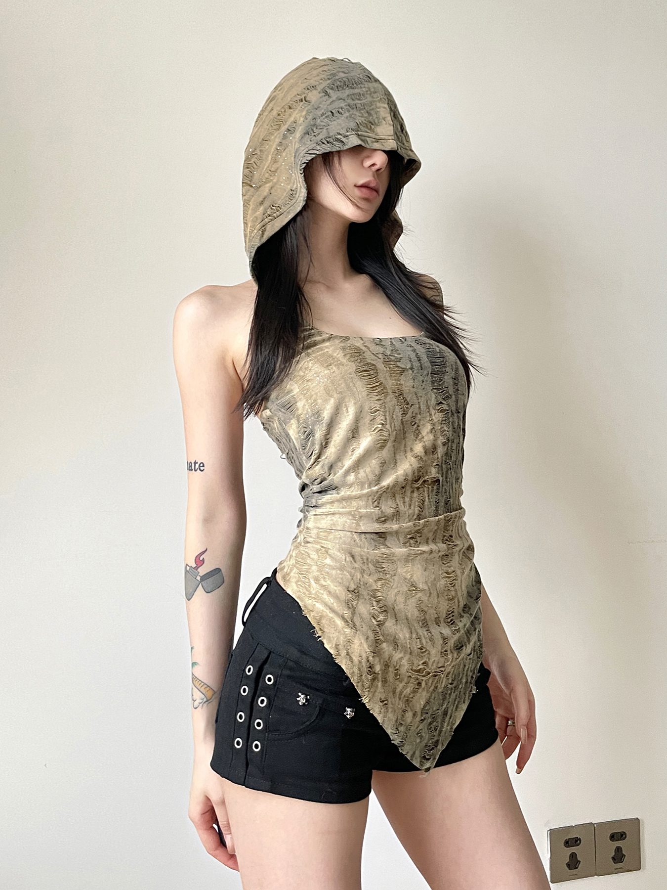 Backless Distressed Hooded Vest for Women - Irregular Strap Rock Music Festival Style, Hot Girl Aesthetic Backless Distressed Hooded Vest for Women - Irregular Strap Rock Music Festival Style, Hot Girl Aesthetic