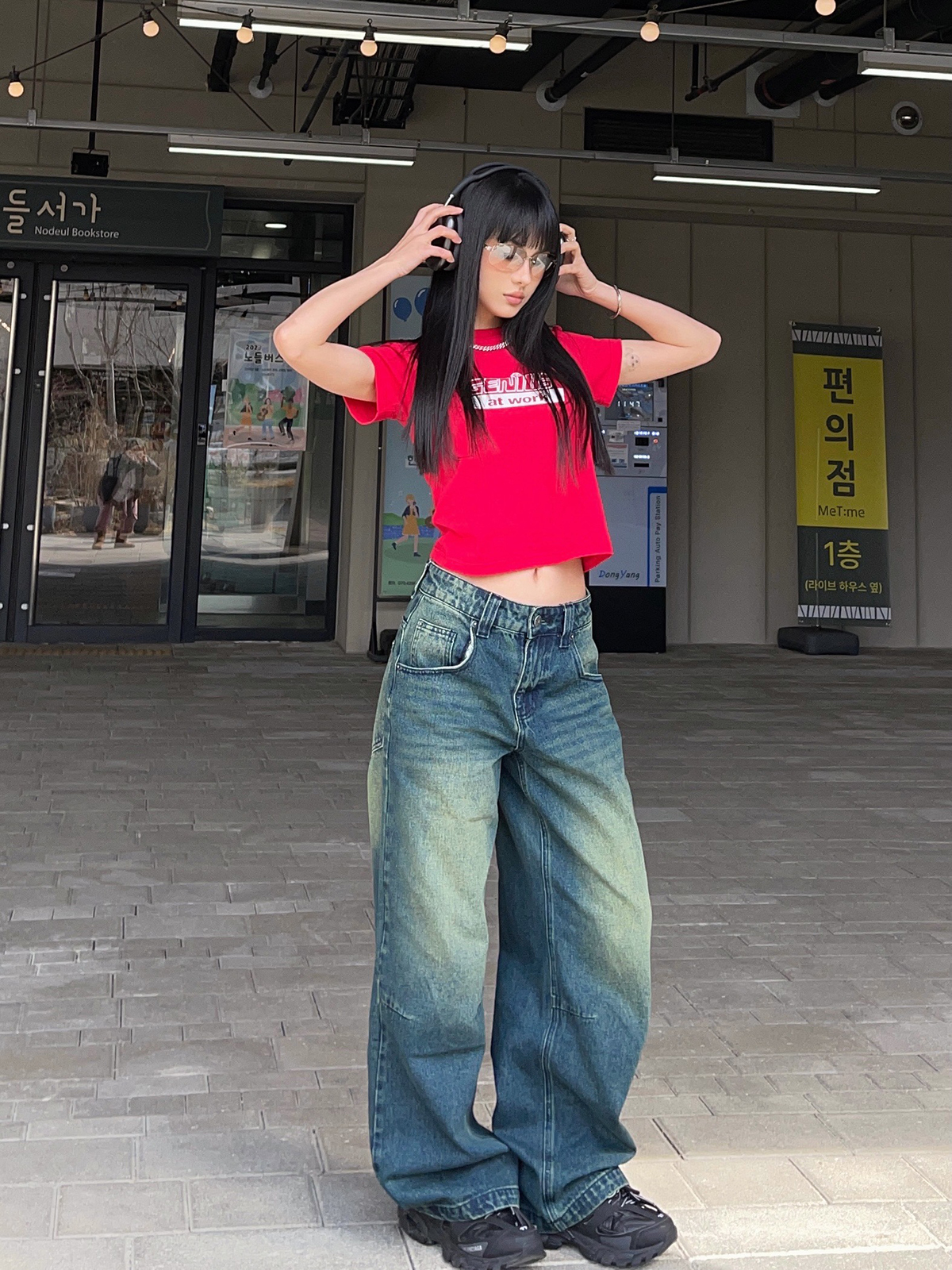 Baggy Skate Pants for Girls - Film-Style Yellow and Blue Wash Slimming Jeans, 90s Inspired Streetwear Fashion Baggy Skate Pants for Girls - Film-Style Yellow and Blue Wash Slimming Jeans, 90s Inspired Streetwear Fashion