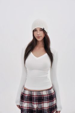 Basic Four-Color V-Neck Stretch Fitted Long Sleeve Top - Versatile Everyday Essential, Perfect for Layering and Casual Outfits