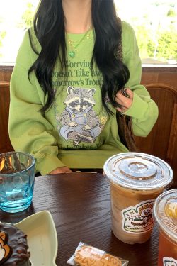 Bear Apocalypse Green Retro Printed Sweatshirt for Women - Vintage Style Thick Pullover for Spring and Autumn Fashion