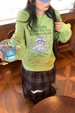 Bear Apocalypse Green Retro Printed Sweatshirt for Women - Vintage Style Thick Pullover for Spring and Autumn Fashion