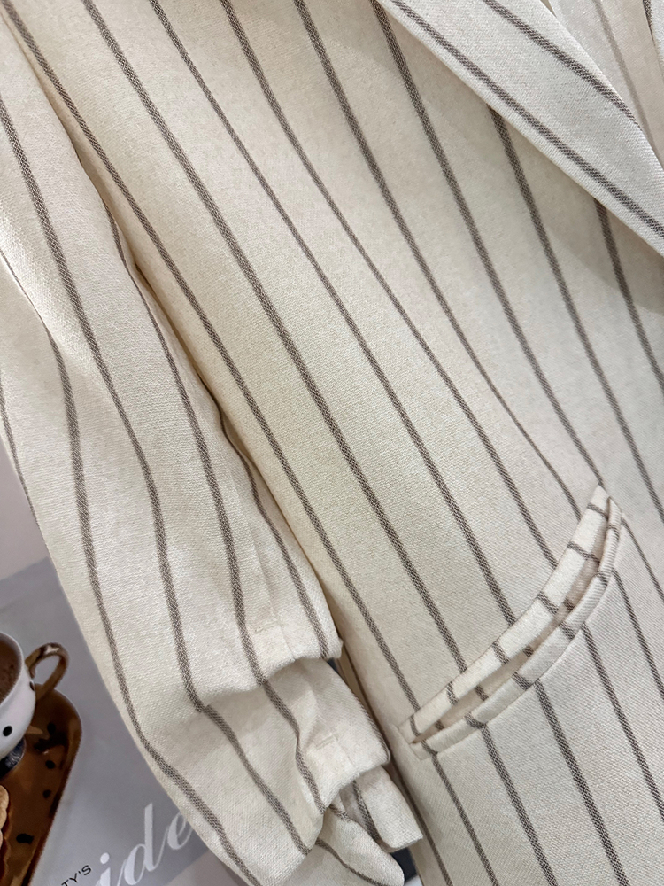 Beige Striped Three-Quarter Sleeve Blazer for Women - 2025 Summer Korean Style Commuter Fashion with High-End Feel Beige Striped Three-Quarter Sleeve Blazer for Women - 2025 Summer Korean Style Commuter Fashion with High-End Feel