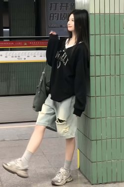 Black Color-Blocking V-Neck Sweatshirt for Women - Casual Long Sleeve Pullover with Letter Print - Spring 90s Lazy Style