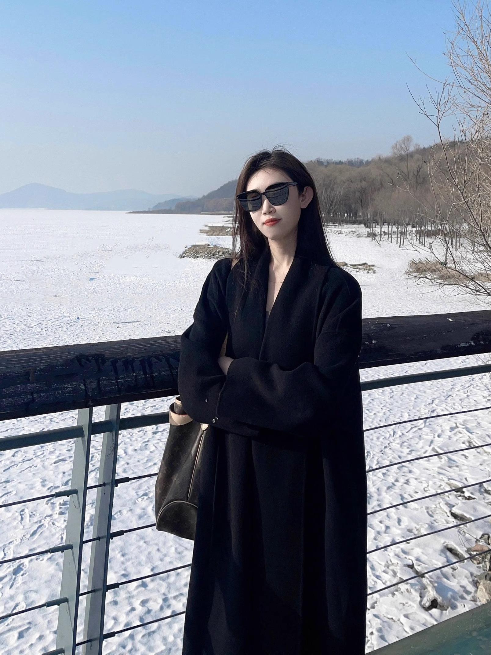 Black Double-Sided Cashmere Coat for Women - 2024 Winter Woolen Mid-Length in Korean Style for Petite Fits Black Double-Sided Cashmere Coat for Women - 2024 Winter Woolen Mid-Length in Korean Style for Petite Fits