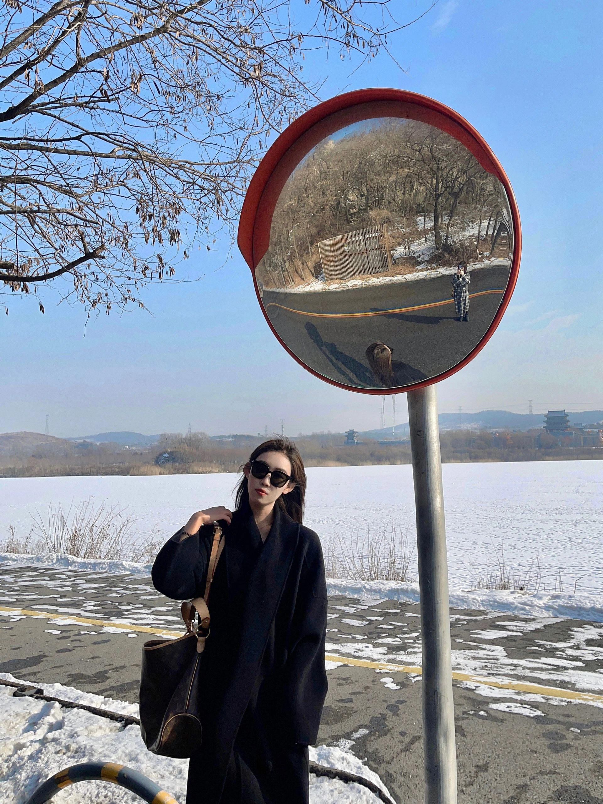 Black Double-Sided Cashmere Coat for Women - 2024 Winter Woolen Mid-Length in Korean Style for Petite Fits Black Double-Sided Cashmere Coat for Women - 2024 Winter Woolen Mid-Length in Korean Style for Petite Fits