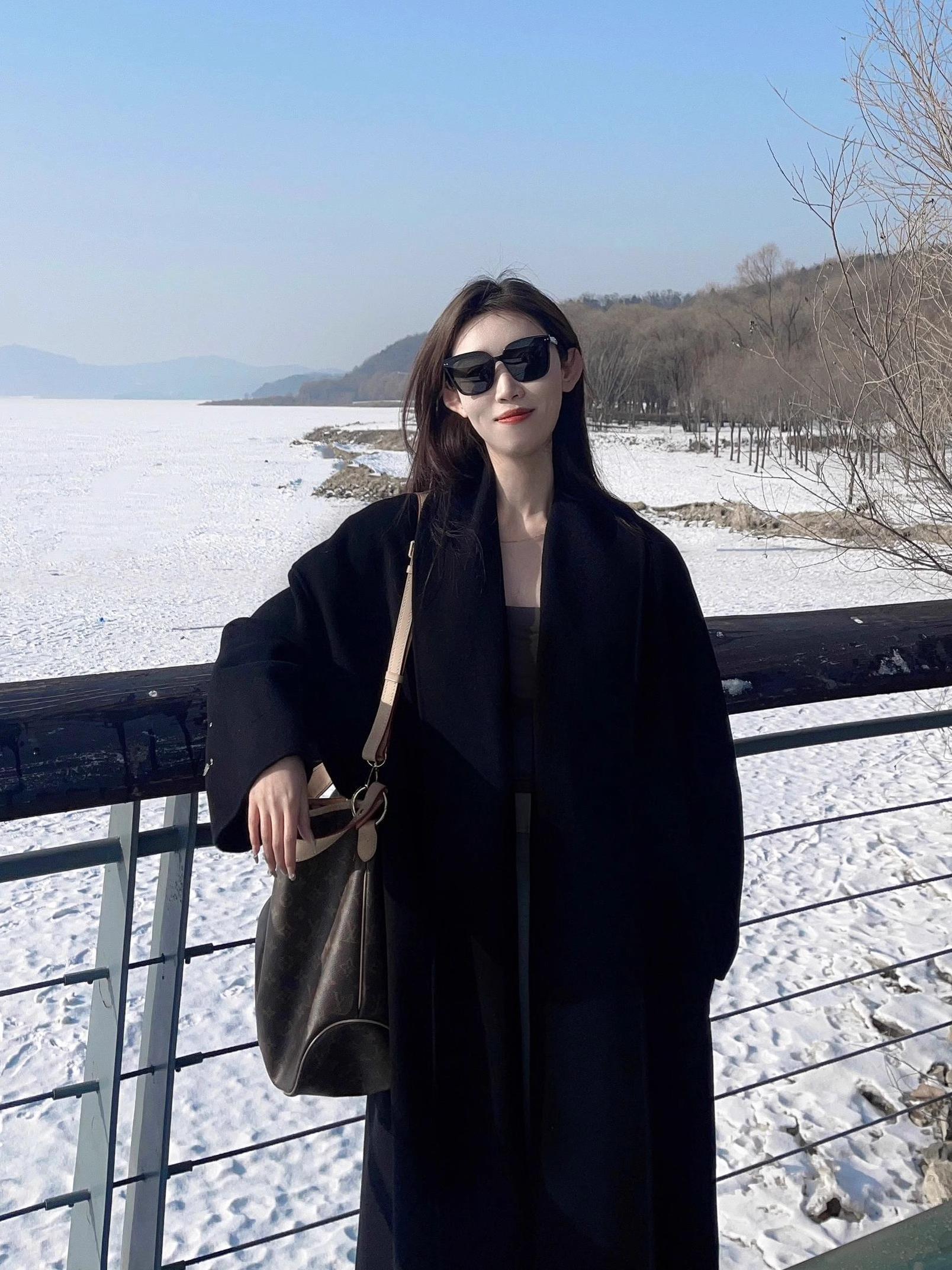 Black Double-Sided Cashmere Coat for Women - 2024 Winter Woolen Mid-Length in Korean Style for Petite Fits Black Double-Sided Cashmere Coat for Women - 2024 Winter Woolen Mid-Length in Korean Style for Petite Fits