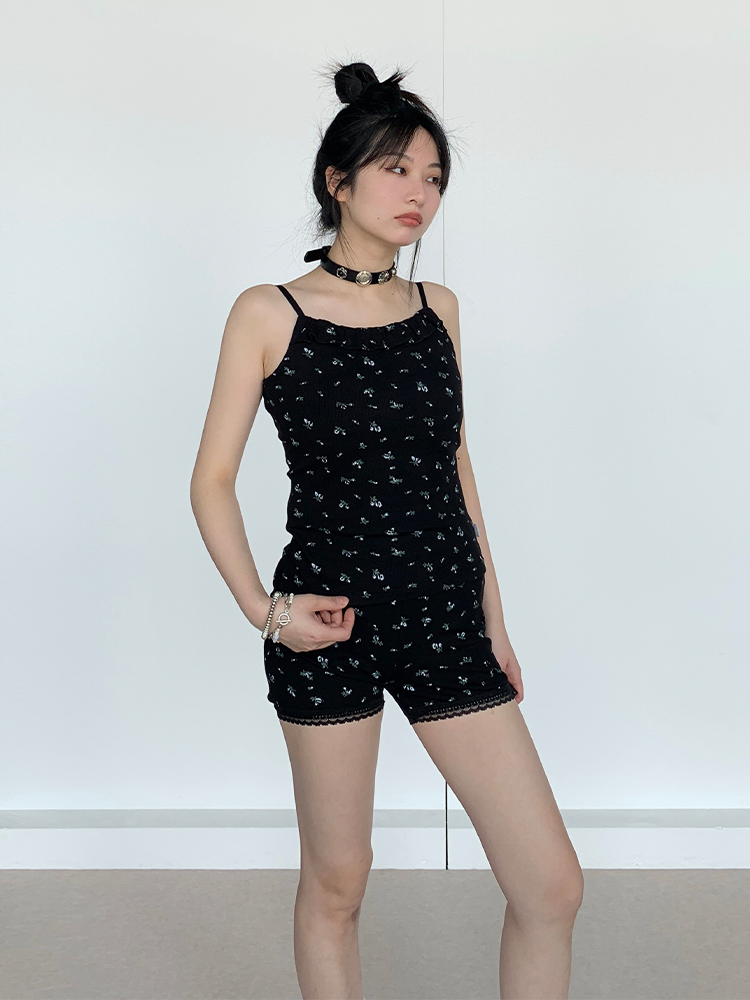 Black Floral Casual Shorts with Lace Details - Elastic Fabric Hot Pants for Home and Summer Wear Black Floral Casual Shorts with Lace Details - Elastic Fabric Hot Pants for Home and Summer Wear