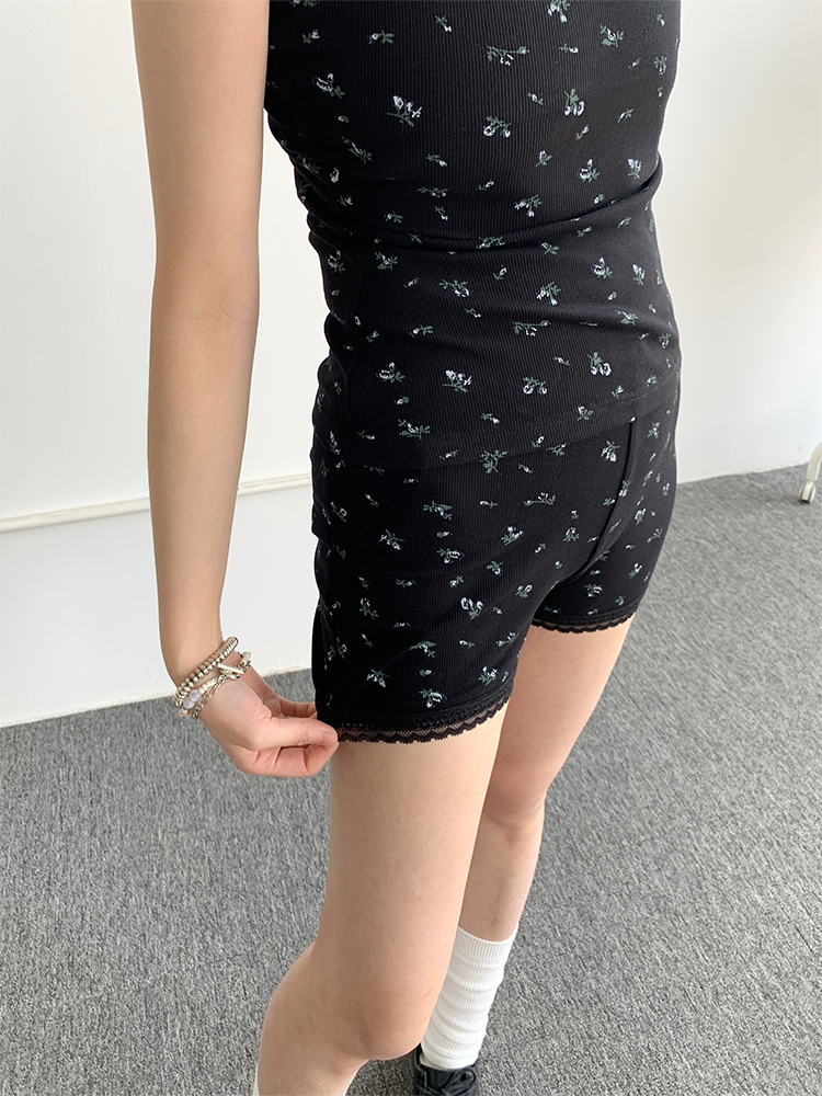 Black Floral Casual Shorts with Lace Details - Elastic Fabric Hot Pants for Home and Summer Wear Black Floral Casual Shorts with Lace Details - Elastic Fabric Hot Pants for Home and Summer Wear