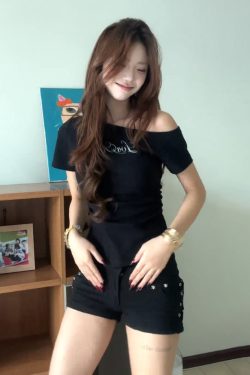 Black Off-Shoulder Short Sleeve Cropped T-Shirt for Women - Vintage Letter Print Summer Top in American Style