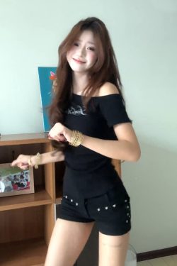 Black Off-Shoulder Short Sleeve Cropped T-Shirt for Women - Vintage Letter Print Summer Top in American Style