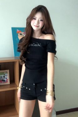 Black Off-Shoulder Short Sleeve Cropped T-Shirt for Women - Vintage Letter Print Summer Top in American Style