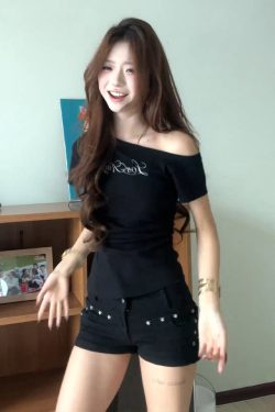 Black Off-Shoulder Short Sleeve Cropped T-Shirt for Women - Vintage Letter Print Summer Top in American Style