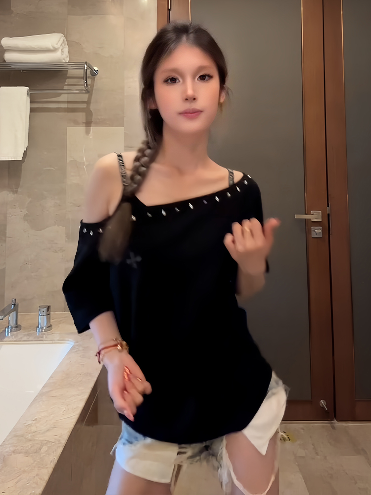 Black Off-Shoulder Short Sleeve T-Shirt for Women - Casual Summer Top, Loose Fit American Style, Trendy Shoulder-Baring Design Black Off-Shoulder Short Sleeve T-Shirt for Women - Casual Summer Top, Loose Fit American Style, Trendy Shoulder-Baring Design