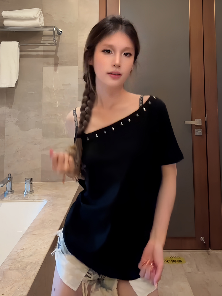 Black Off-Shoulder Short Sleeve T-Shirt for Women - Casual Summer Top, Loose Fit American Style, Trendy Shoulder-Baring Design Black Off-Shoulder Short Sleeve T-Shirt for Women - Casual Summer Top, Loose Fit American Style, Trendy Shoulder-Baring Design