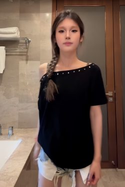 Black Off-Shoulder Short Sleeve T-Shirt for Women - Casual Summer Top, Loose Fit American Style, Trendy Shoulder-Baring Design