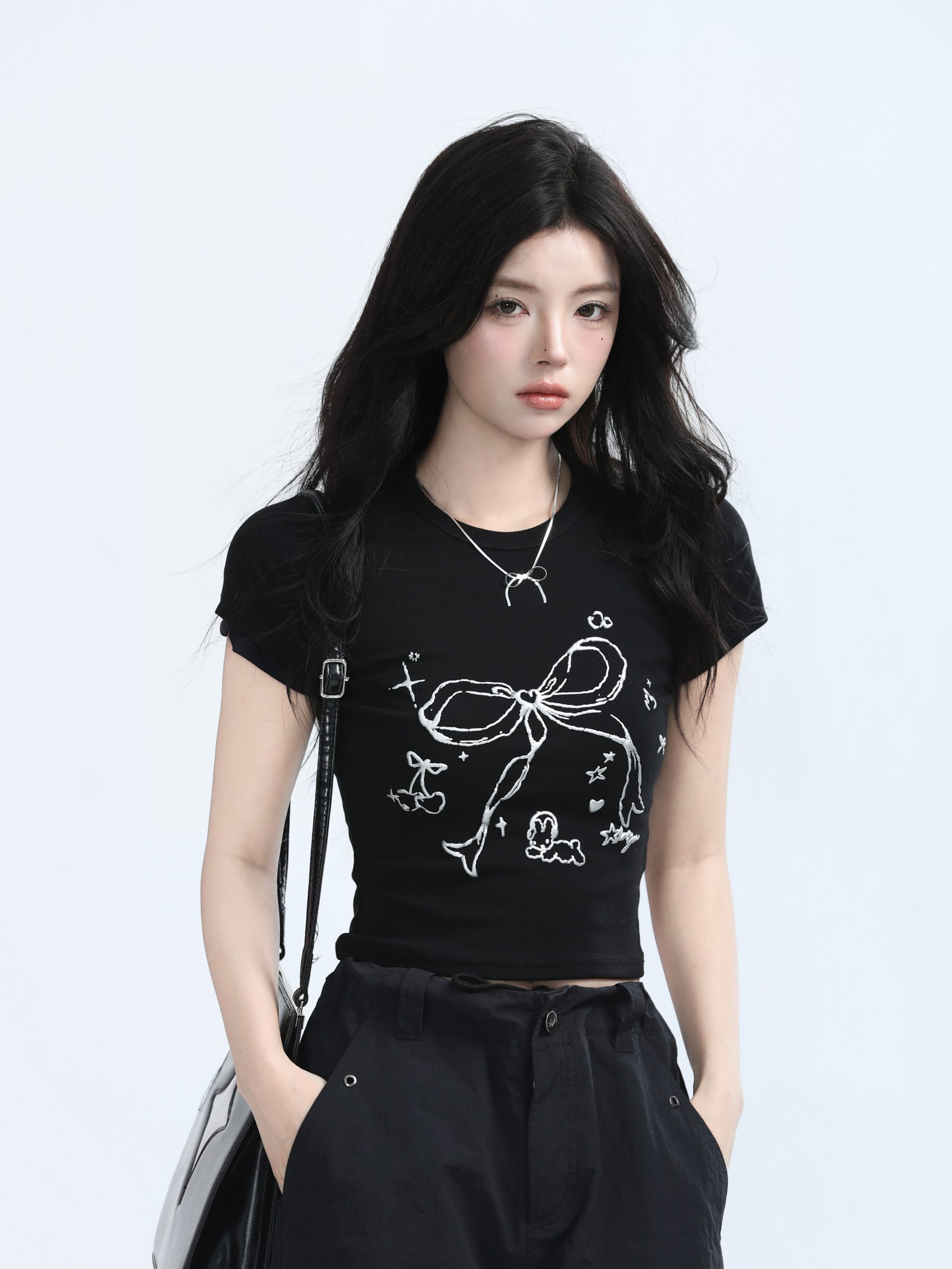 Black Short-Sleeve T-Shirt for Women - American Retro Style with Bow Design - Slim Fit Summer Top for Spicy Girls Black Short-Sleeve T-Shirt for Women - American Retro Style with Bow Design - Slim Fit Summer Top for Spicy Girls