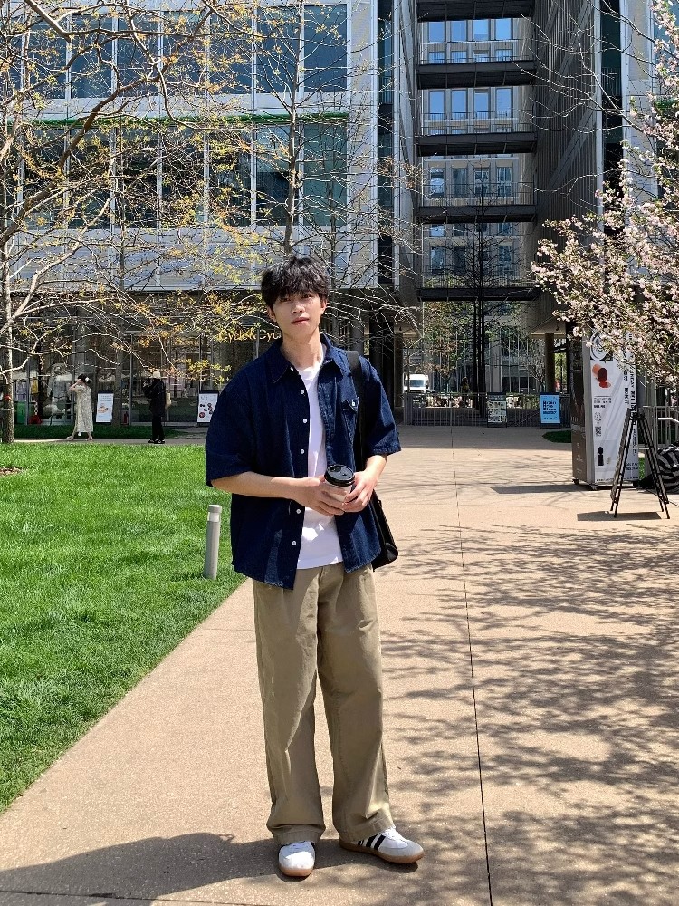 Blue Pocket Denim Short-Sleeve Shirt - American Retro Minimalist Style, Summer Loose Fit, Versatile Casual for Couples and Work Blue Pocket Denim Short-Sleeve Shirt - American Retro Minimalist Style, Summer Loose Fit, Versatile Casual for Couples and Work