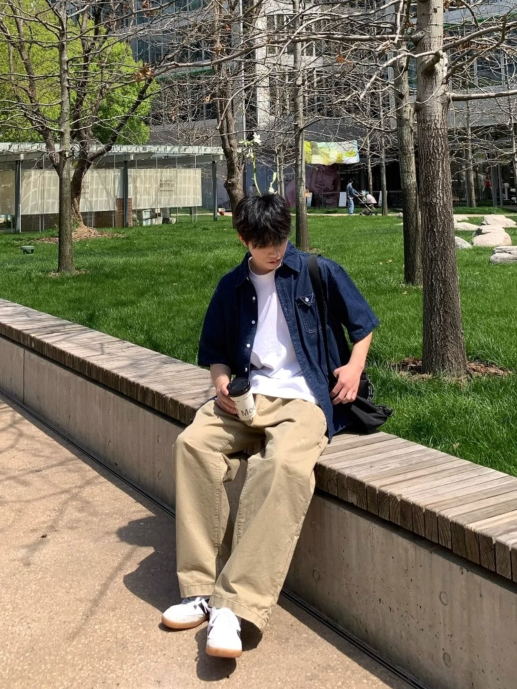 Blue Pocket Denim Short-Sleeve Shirt - American Retro Minimalist Style, Summer Loose Fit, Versatile Casual for Couples and Work Blue Pocket Denim Short-Sleeve Shirt - American Retro Minimalist Style, Summer Loose Fit, Versatile Casual for Couples and Work