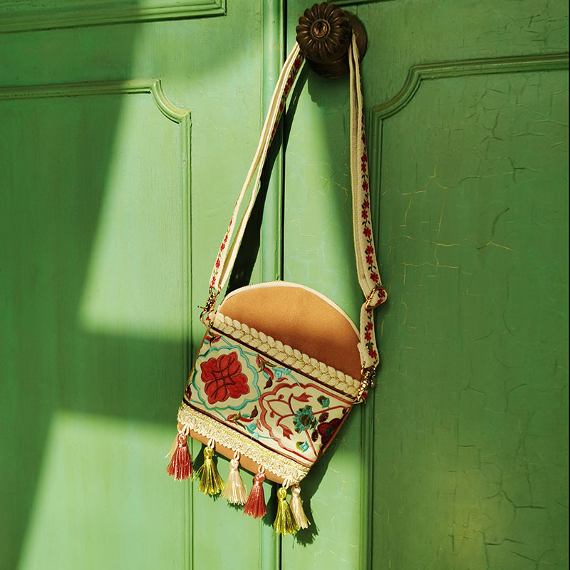 Bohemian Ethnic Style Women's Crossbody Bag with Embroidered Tassels - Yunnan Travel Hanfu Design for Spring/Summer Collection Bohemian Ethnic Style Women's Crossbody Bag with Embroidered Tassels - Yunnan Travel Hanfu Design for Spring/Summer Collection