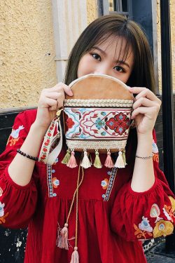 Bohemian Ethnic Style Women's Crossbody Bag with Embroidered Tassels - Yunnan Travel Hanfu Design for Spring/Summer Collection